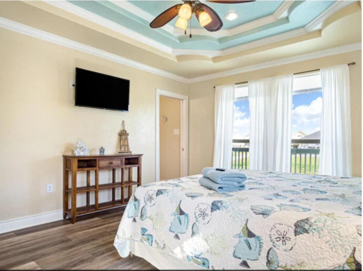 Fancy Nancy 2 Min Walk To Beach, Lyft, Pet-friendly Holiday home *