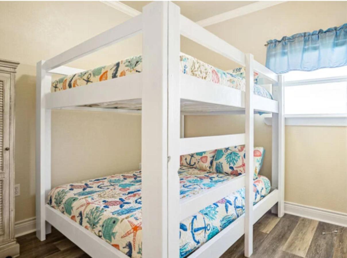 Fancy Nancy 2 Min Walk To Beach, Lyft, Pet-friendly Bolivar Peninsula
